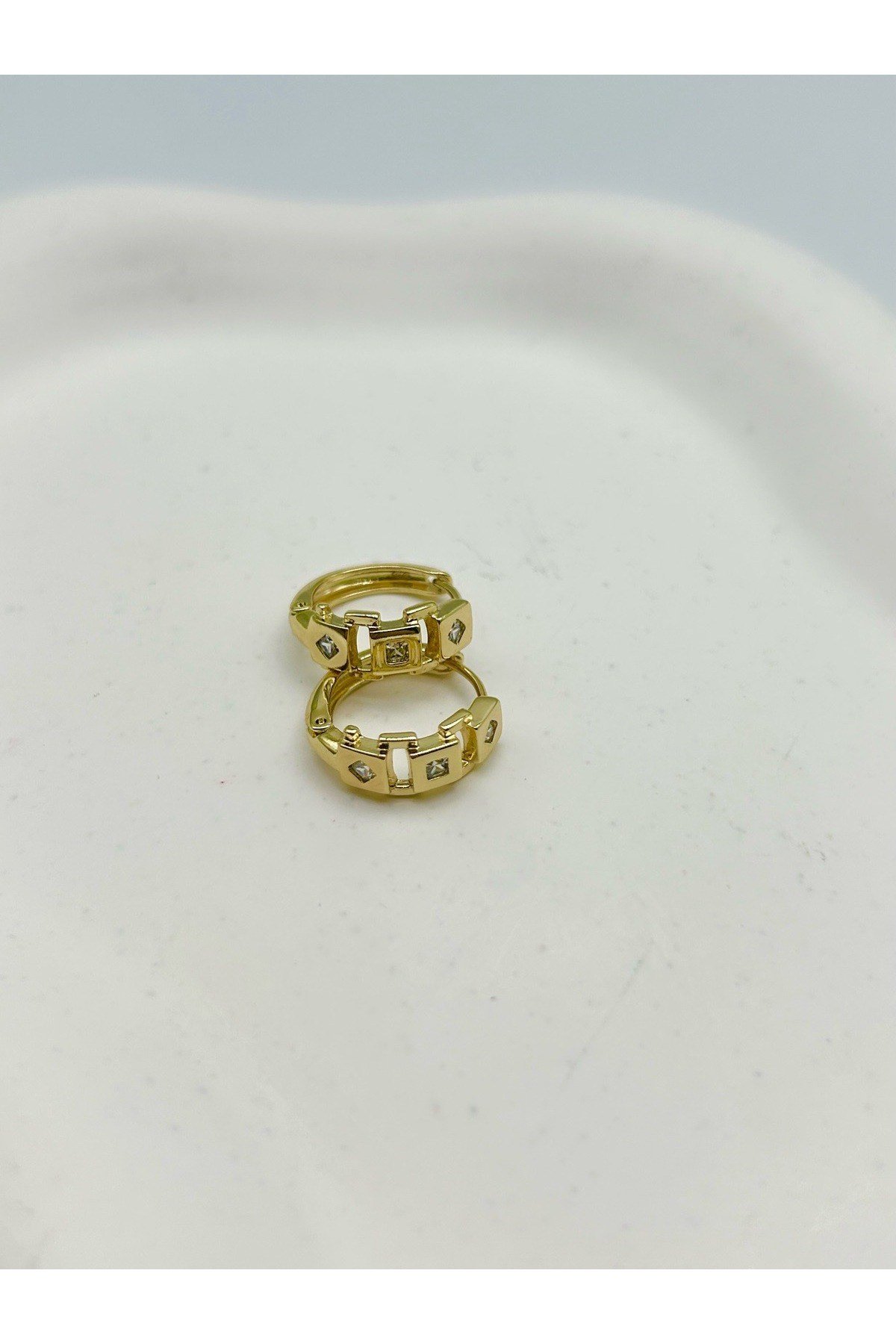 Taşlı Minimal Gold Renk Halka Kadın Küpe - Kararmaz