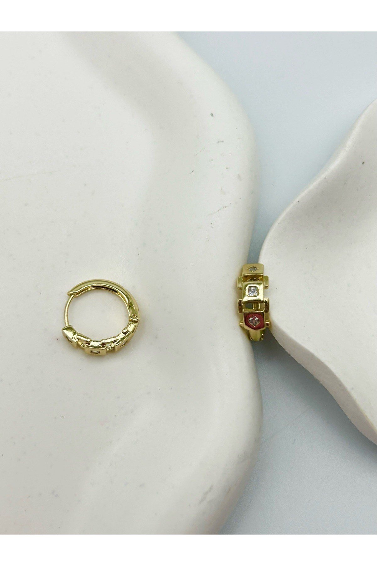 Taşlı Minimal Gold Renk Halka Kadın Küpe - Kararmaz