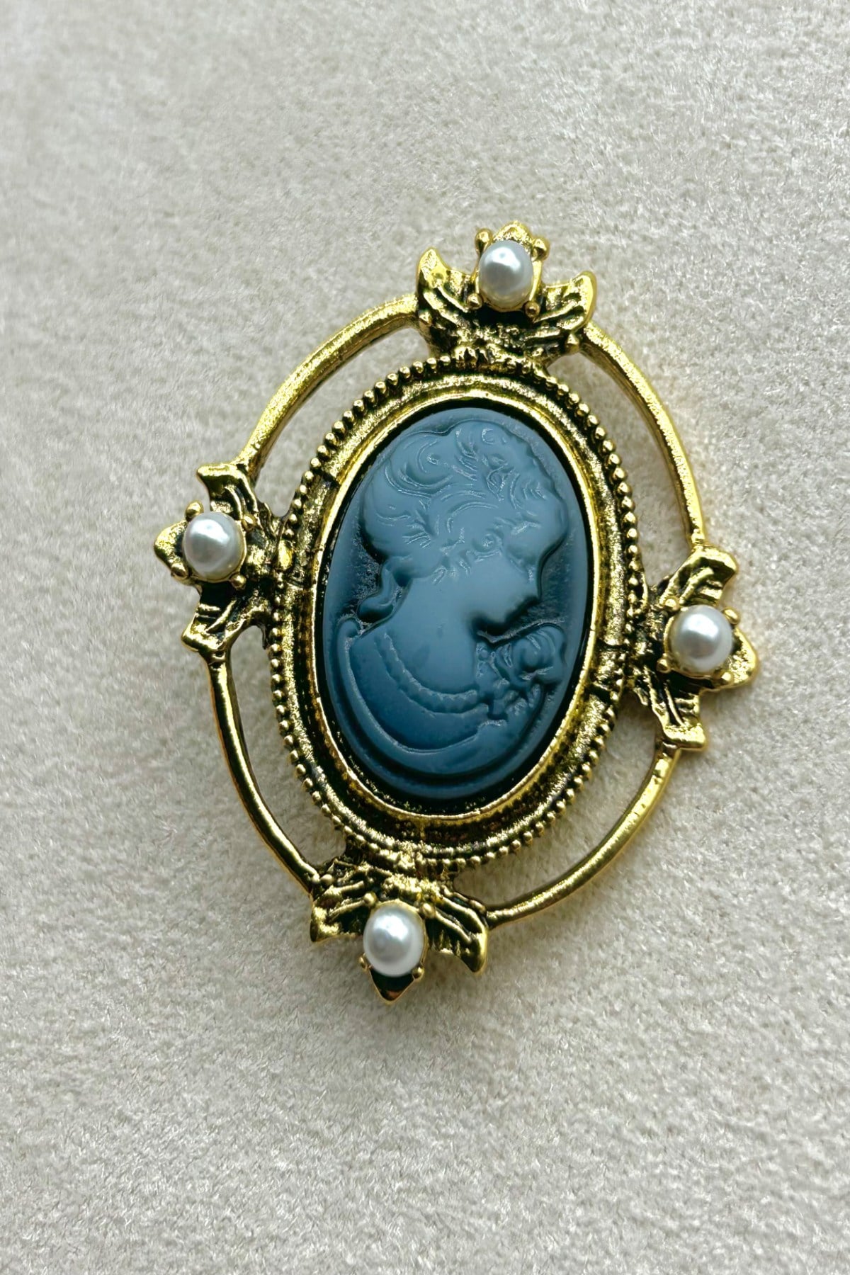 Vintage Kameo Figürlü İnci Detaylı Altın Renk Broş (5 cm) - Çanta, Şapka, Eşarp ve Yaka'da Kullanılabilir