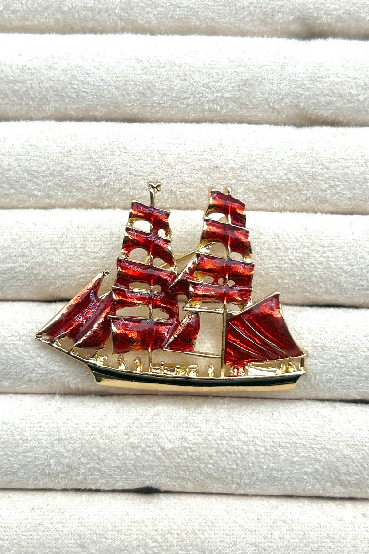 Vintage Kırmızı Yelkenli Gemi Broş/Rozet (3,5 cm-5 cm) - Çanta, Şapka, Ceket ve Yaka'da Kullanılabilir