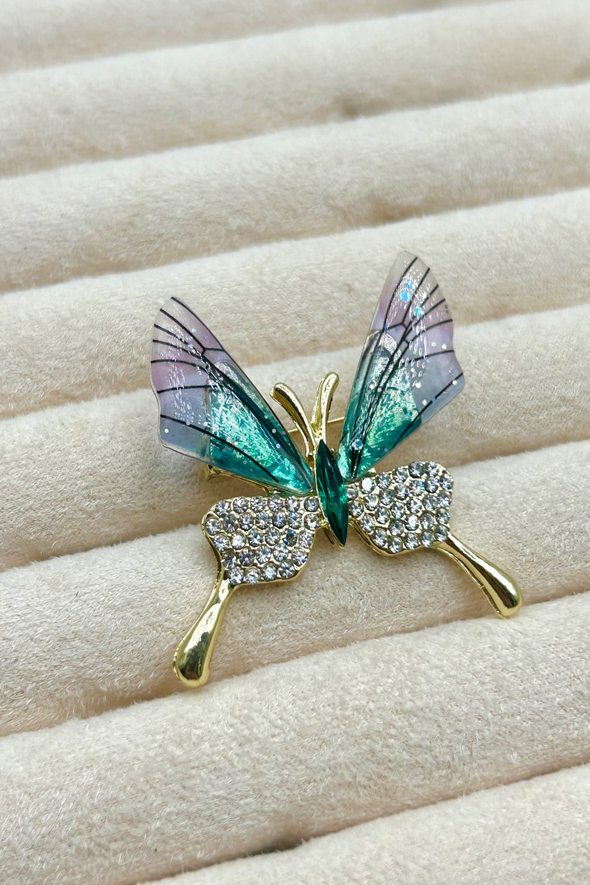 Yeşil Kanatlı Kristal Taşlı Kelebekli Yaka Broşu (4cm) - Çanta, Eşarp, Şapka ve Yaka'da Kullanılabilir