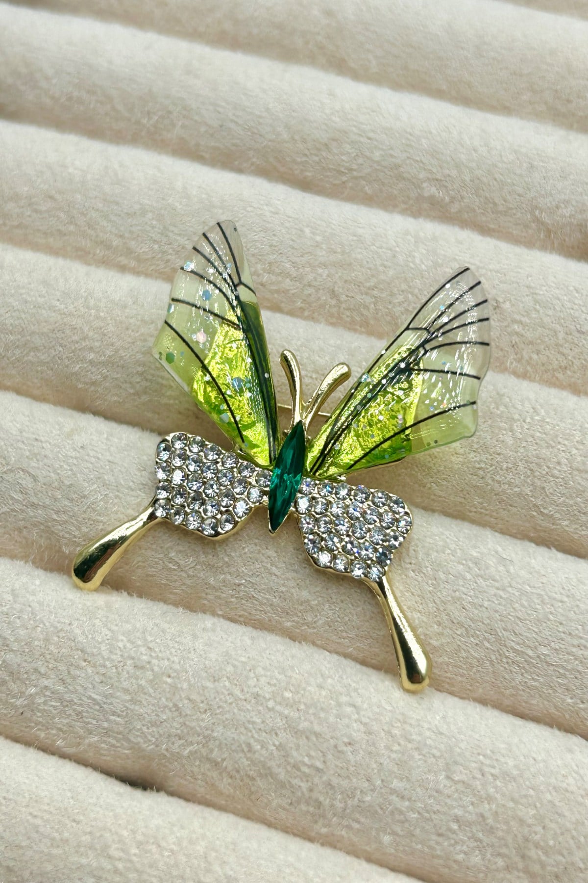 Yeşil Kanatlı Kristal Taşlı Kelebekli Yaka Broşu (4cm) - Çanta, Eşarp, Şapka ve Yaka'da Kullanılabilir