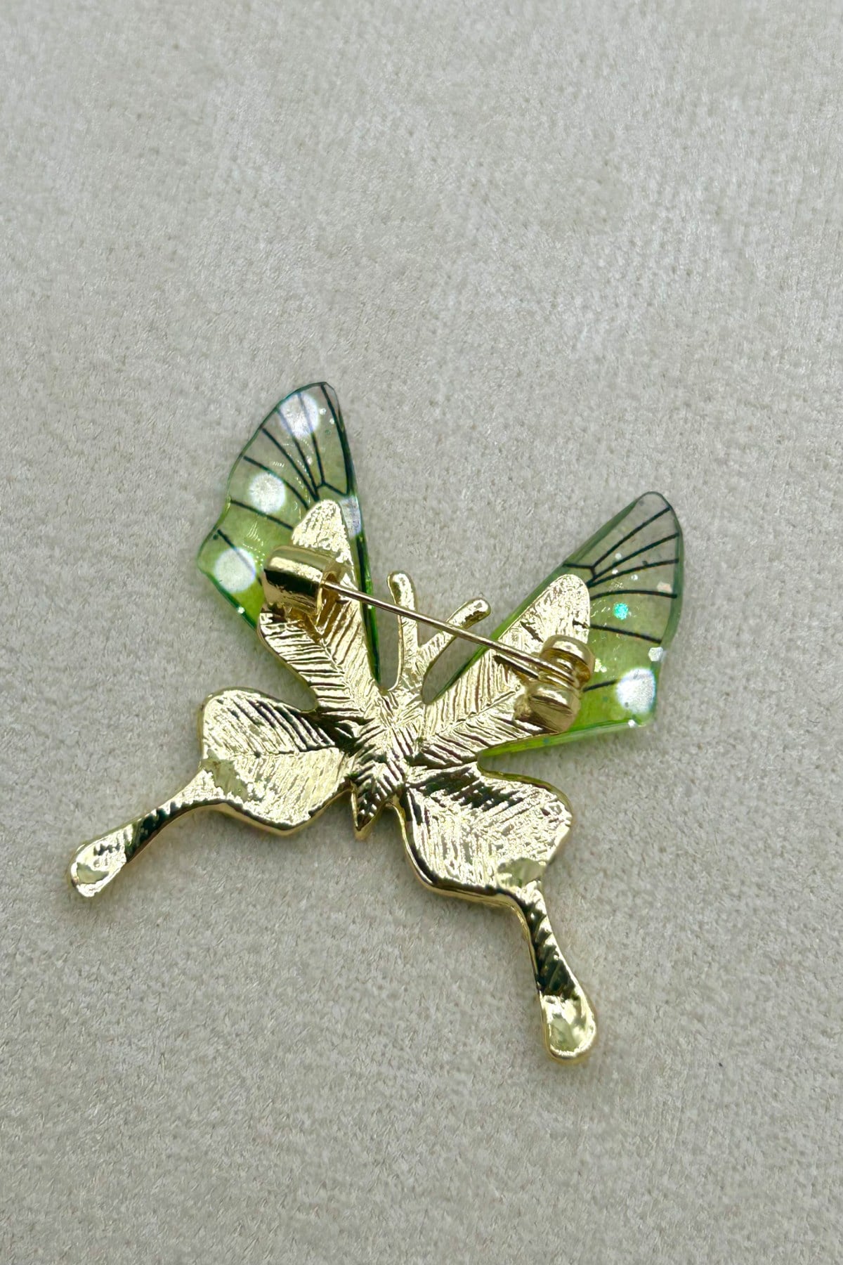 Yeşil Kanatlı Kristal Taşlı Kelebekli Yaka Broşu (4cm) - Çanta, Eşarp, Şapka ve Yaka'da Kullanılabilir