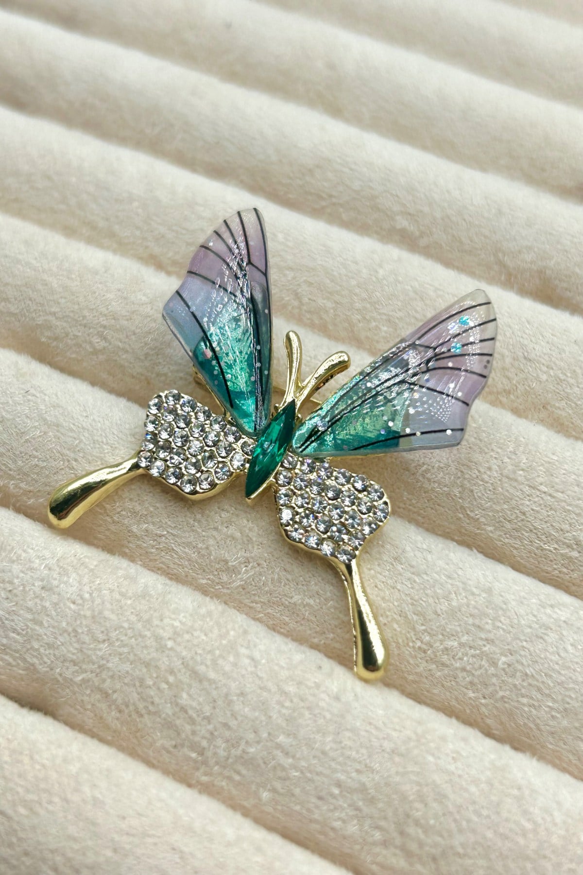 Yeşil Kanatlı Kristal Taşlı Kelebekli Yaka Broşu (4cm) - Çanta, Eşarp, Şapka ve Yaka'da Kullanılabilir