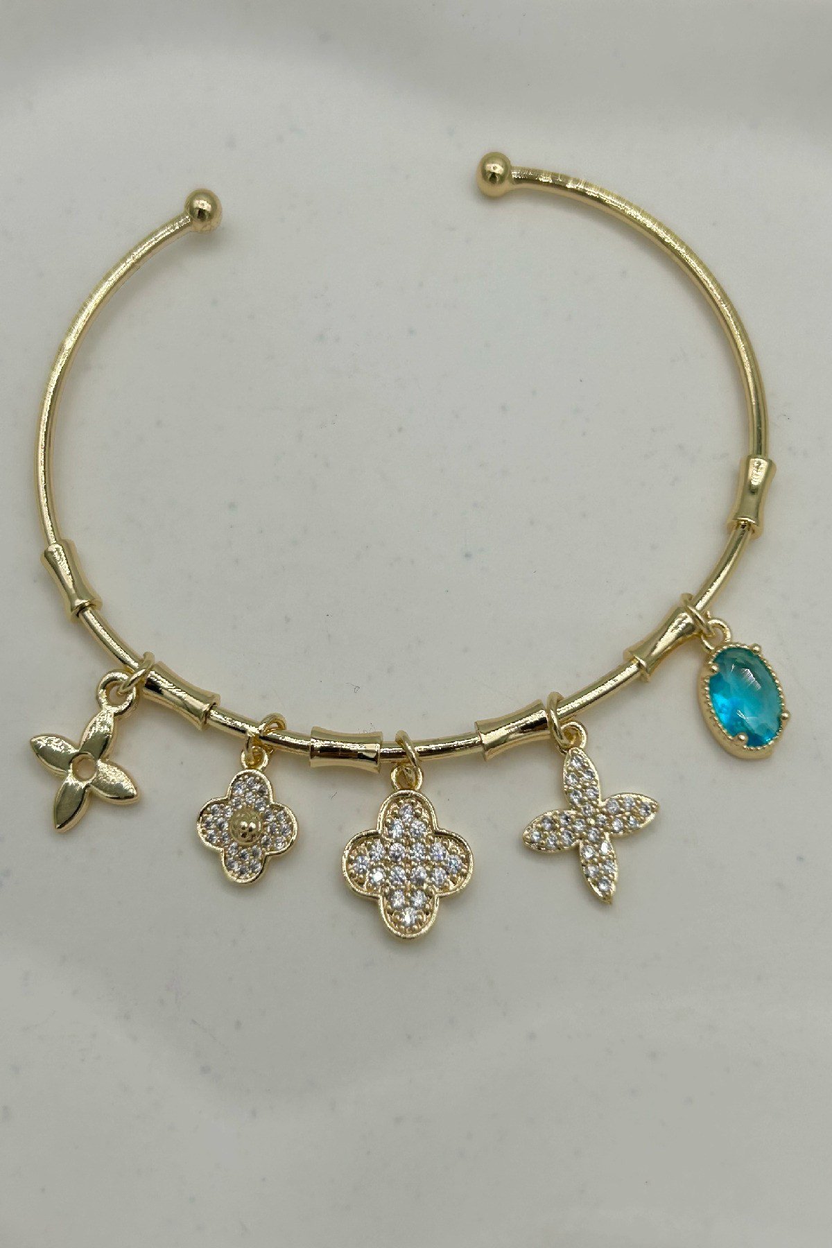 Yoncalı ve Mavi Taşlı Detaylı Gold Renk Kadın Charmlı Bileklik - Ayarlanabilir