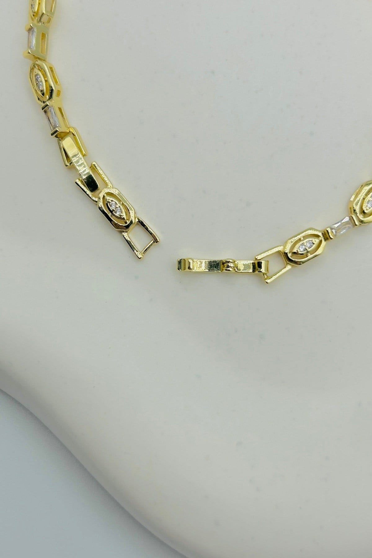 Zirkon Taşlı Kararmaz Gold Renk Vintage Model Çelik Bileklik – Zarif Oval Detaylı Kadın Bilekliği