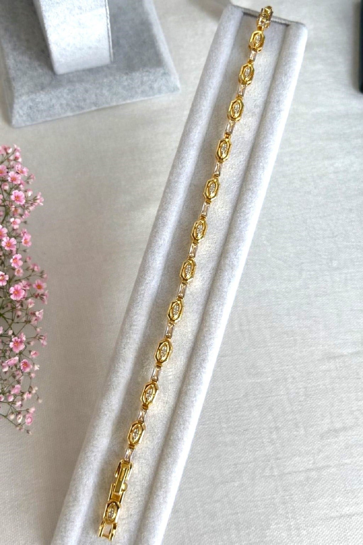 Zirkon Taşlı Kararmaz Gold Renk Vintage Model Çelik Bileklik – Zarif Oval Detaylı Kadın Bilekliği