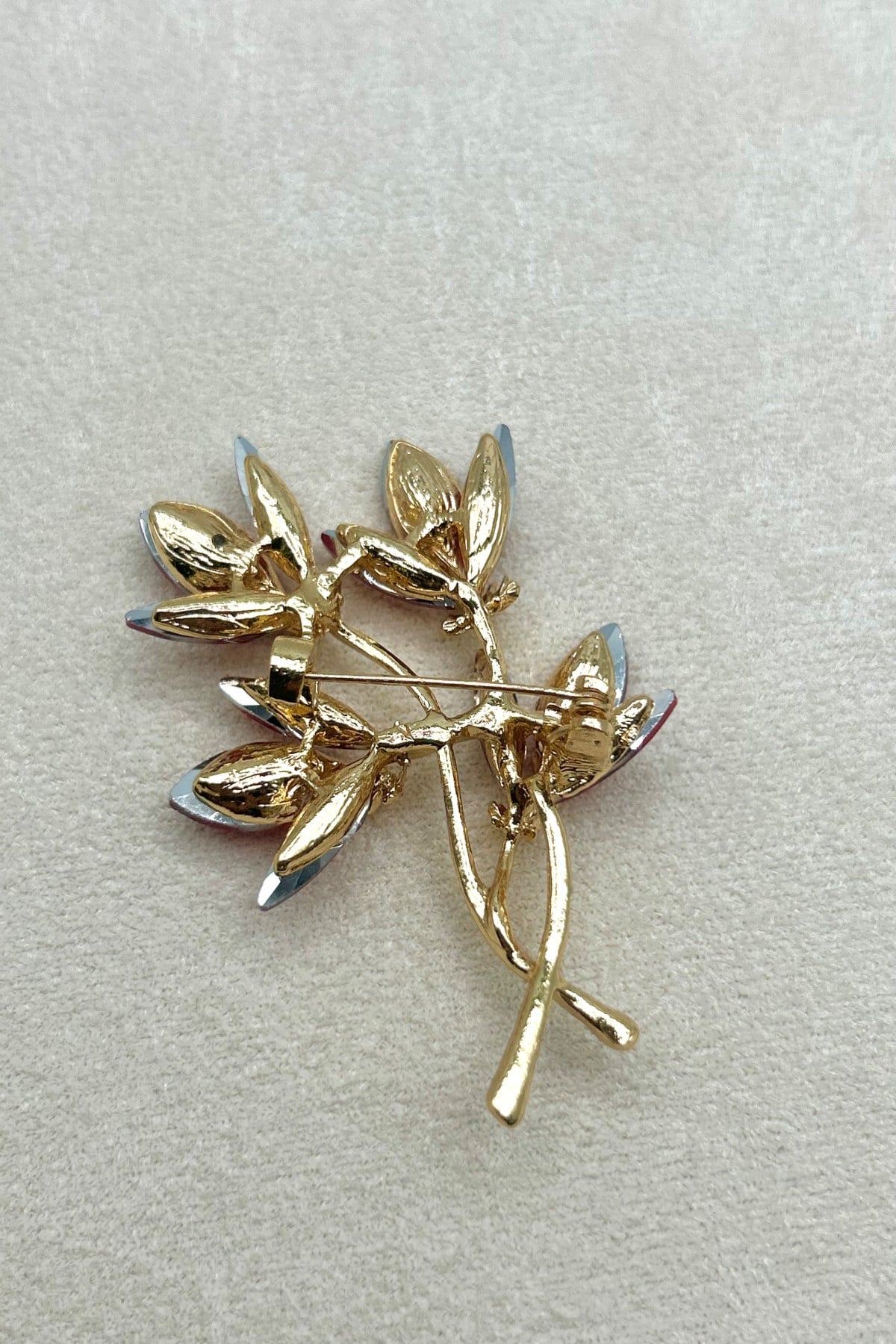 Zümrüt Yeşili Kristal Taşlı Çiçek Dalı Yaka Broşu (6 cm) - Çanta, Şapka, Eşarp ve Yaka'da Kullanılabilir