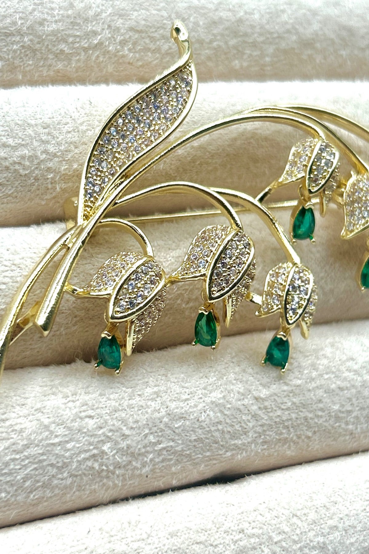 Zümrüt Yeşili Taşlı Lale Dalı Broş (7 cm) - Çanta, Ceket, Eşarp ve Yaka'da Kullanılabilir