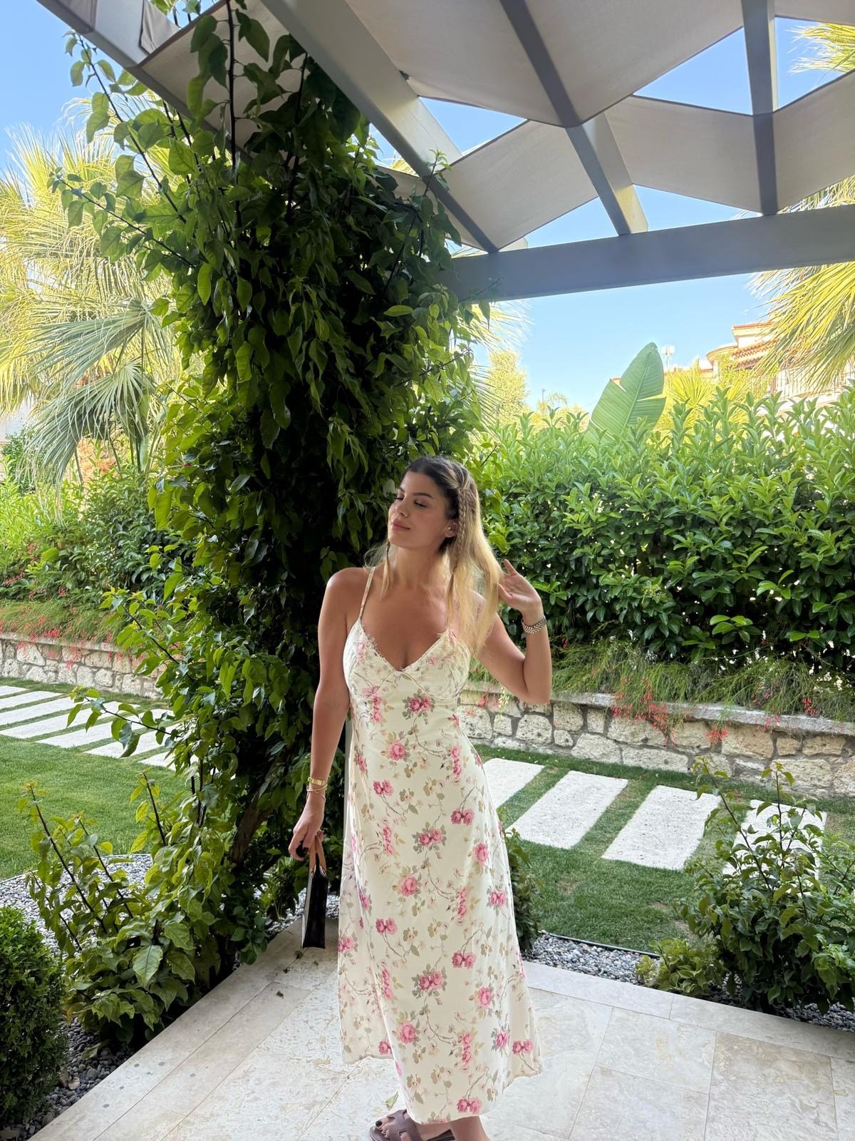 ÇİÇEKLİ SATEN ELBİSE