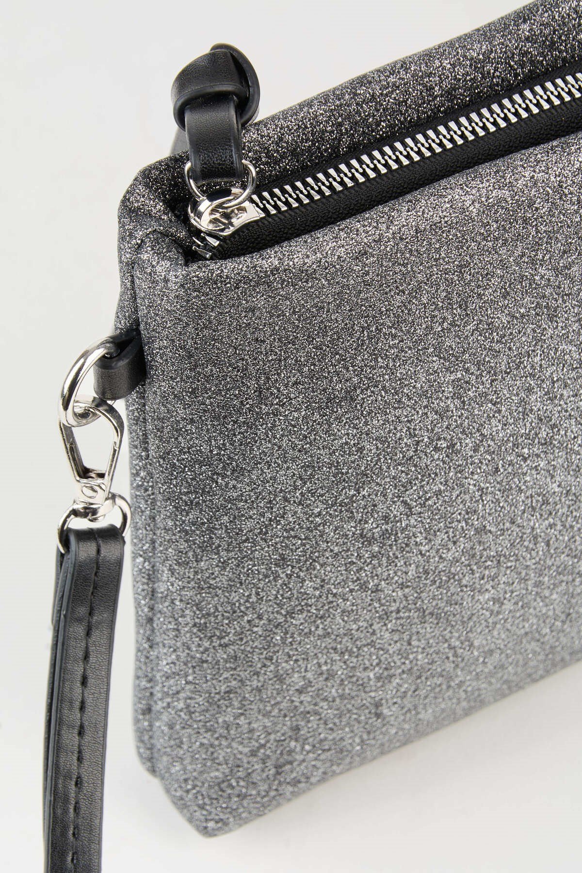Kadın Bellis Simli Gri Astarlı Suni Deri Bilek Askılı Portföy El Ve Clutch Çanta
