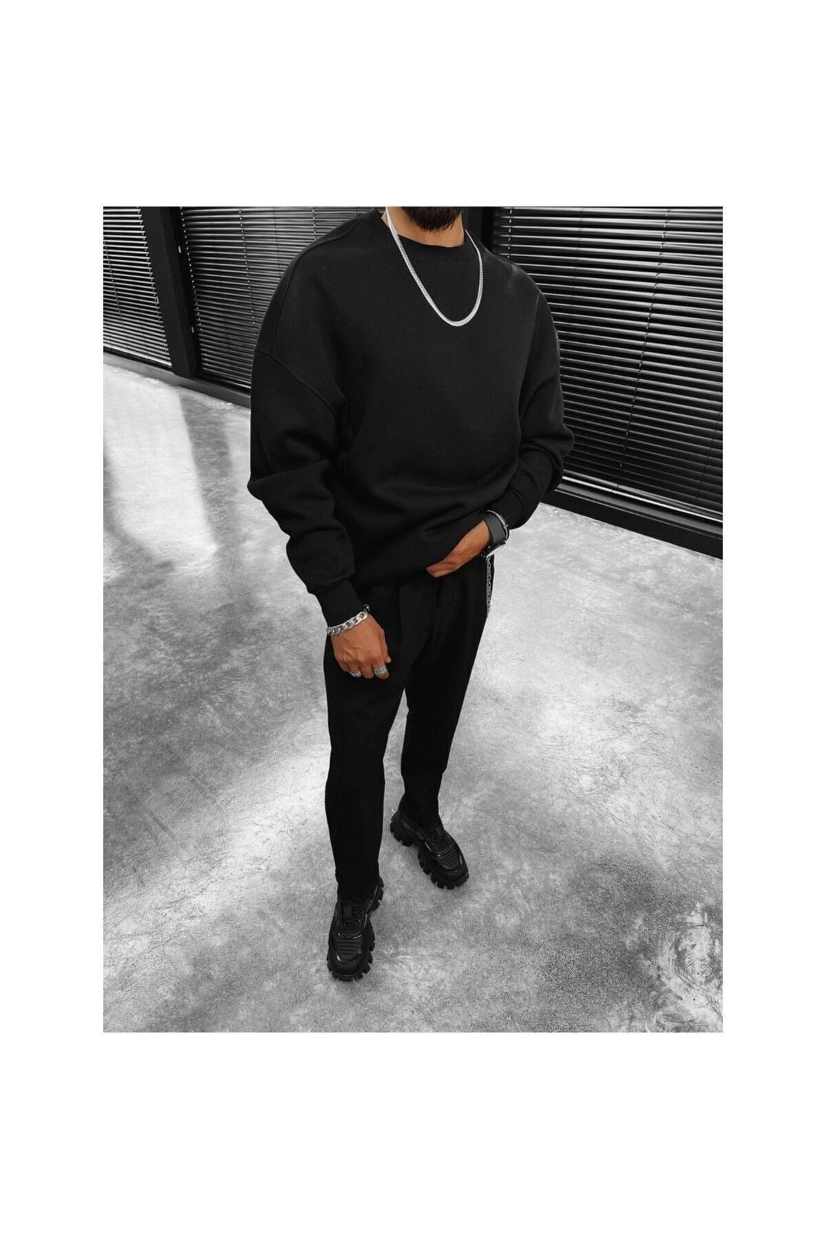 Oversize Sweatshirt Siyah Bisiklet Yaka Düşük Omuz Içi % 100 Pamuktur. Tivtiklenme Asla Yapmaz.