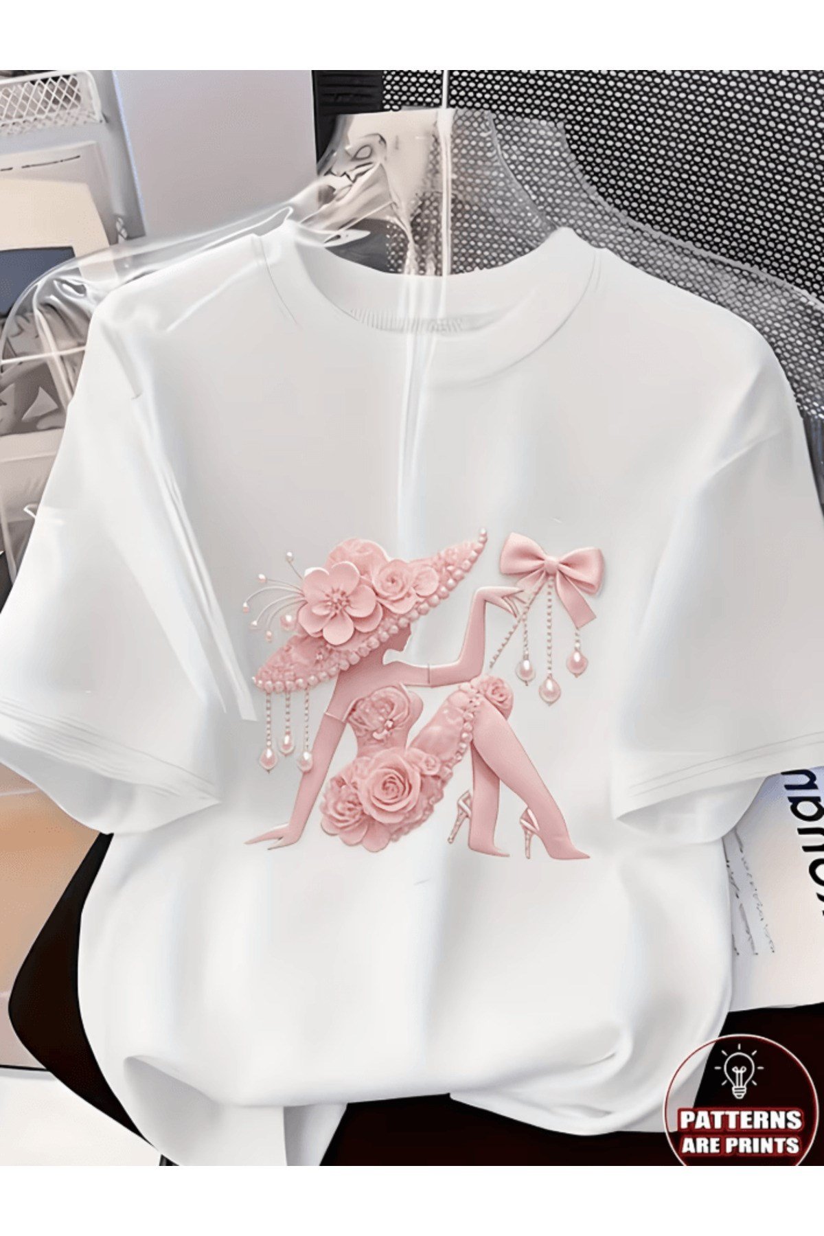Pembe Zarif Kadın Ve İnci Detay Baskılı Premium Oversize T-shirt
