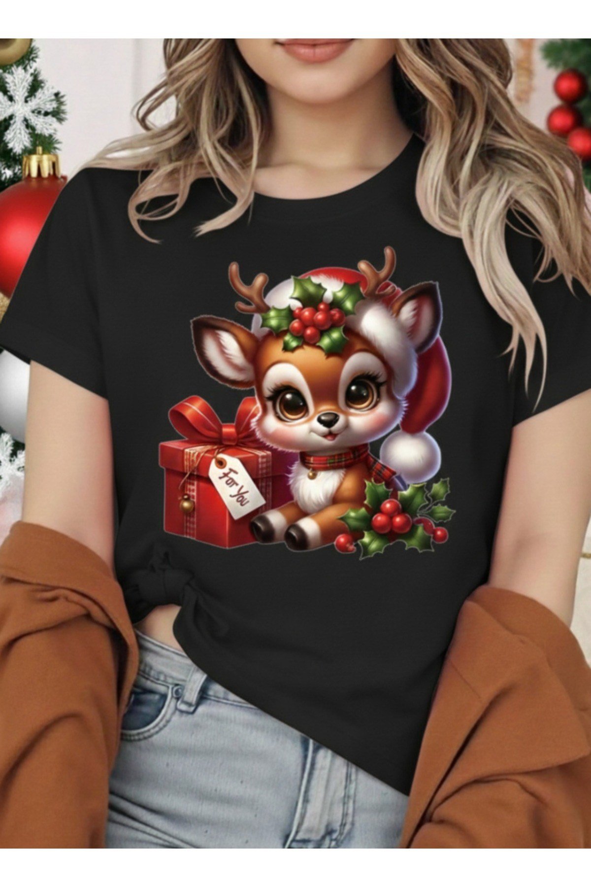 Unisex Yılbaşı Sevimli Geyik Ve Hediye Paket Tasarım Basic Bisiklet Yaka Regular T-shirt %100 Pamuk
