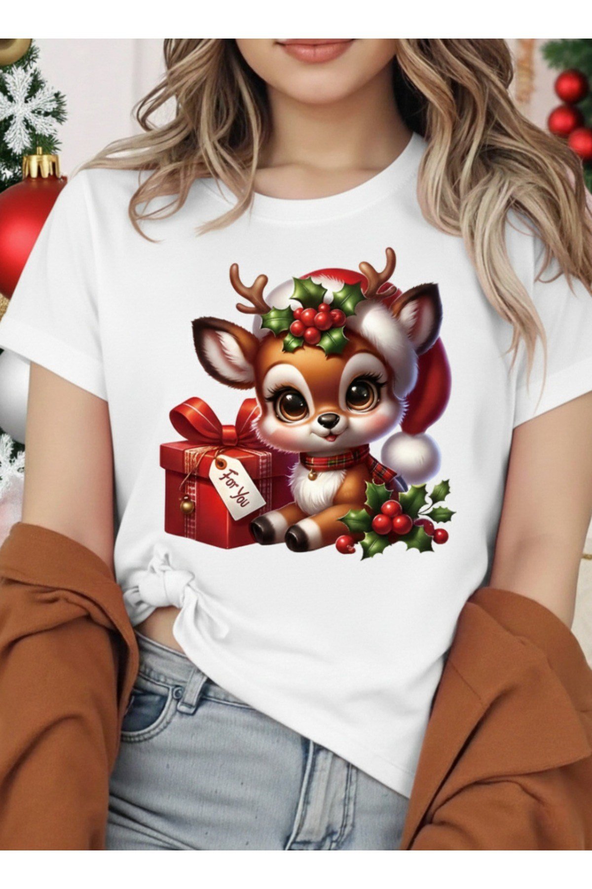 Unisex Yılbaşı Sevimli Geyik Ve Hediye Paket Tasarım Basic Bisiklet Yaka Regular T-shirt %100 Pamuk