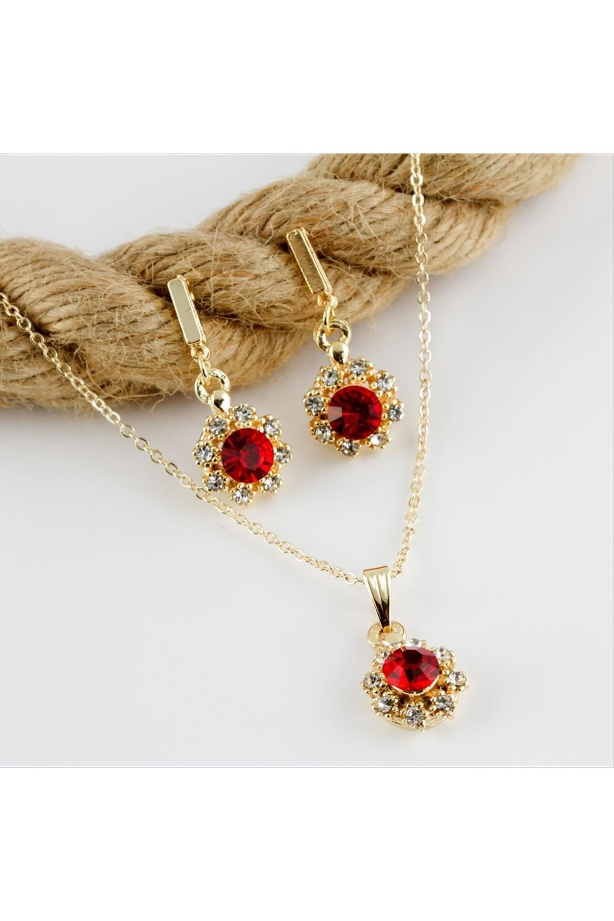Çiçek Figürlü Taşlı Set Kolye 2 cm