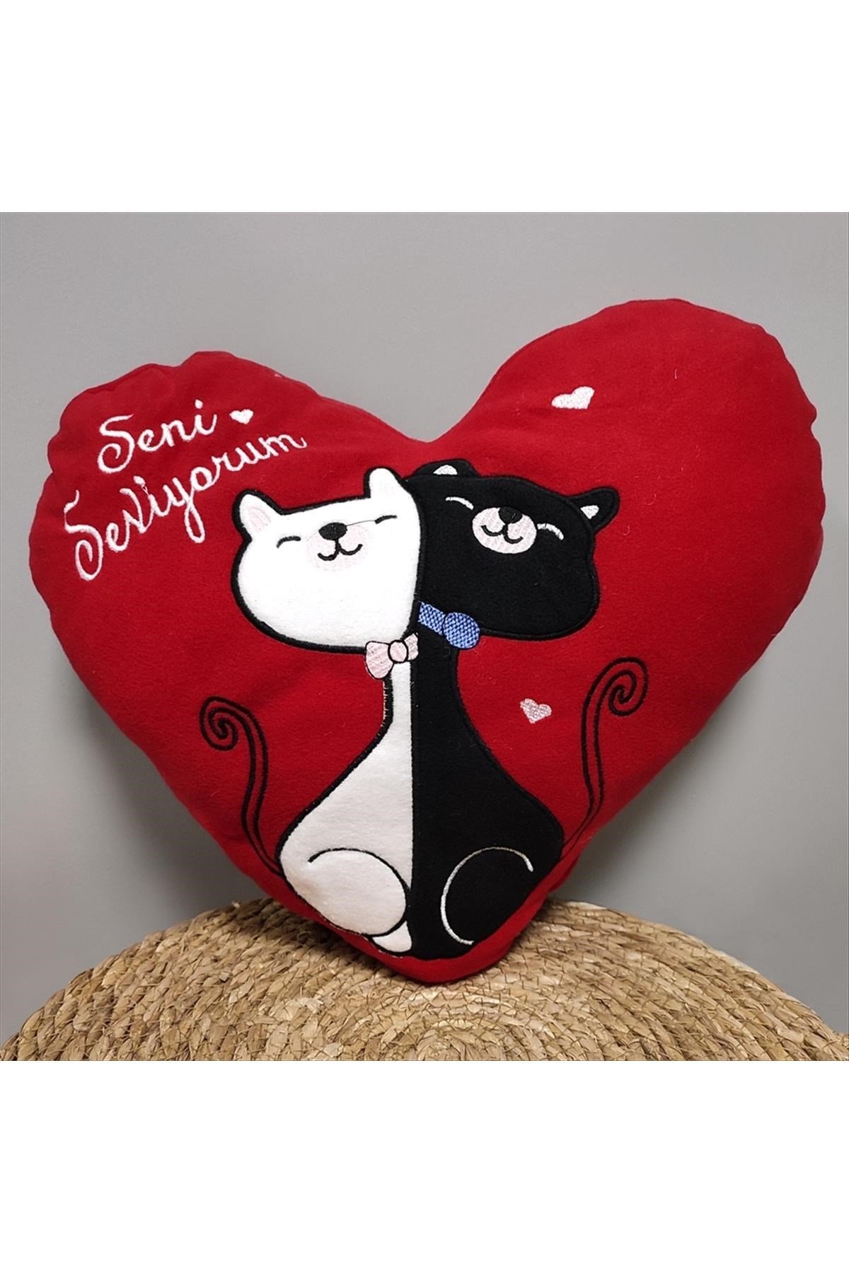 Çift Kedi Desenli Kalp Puf Yastık 40 cm