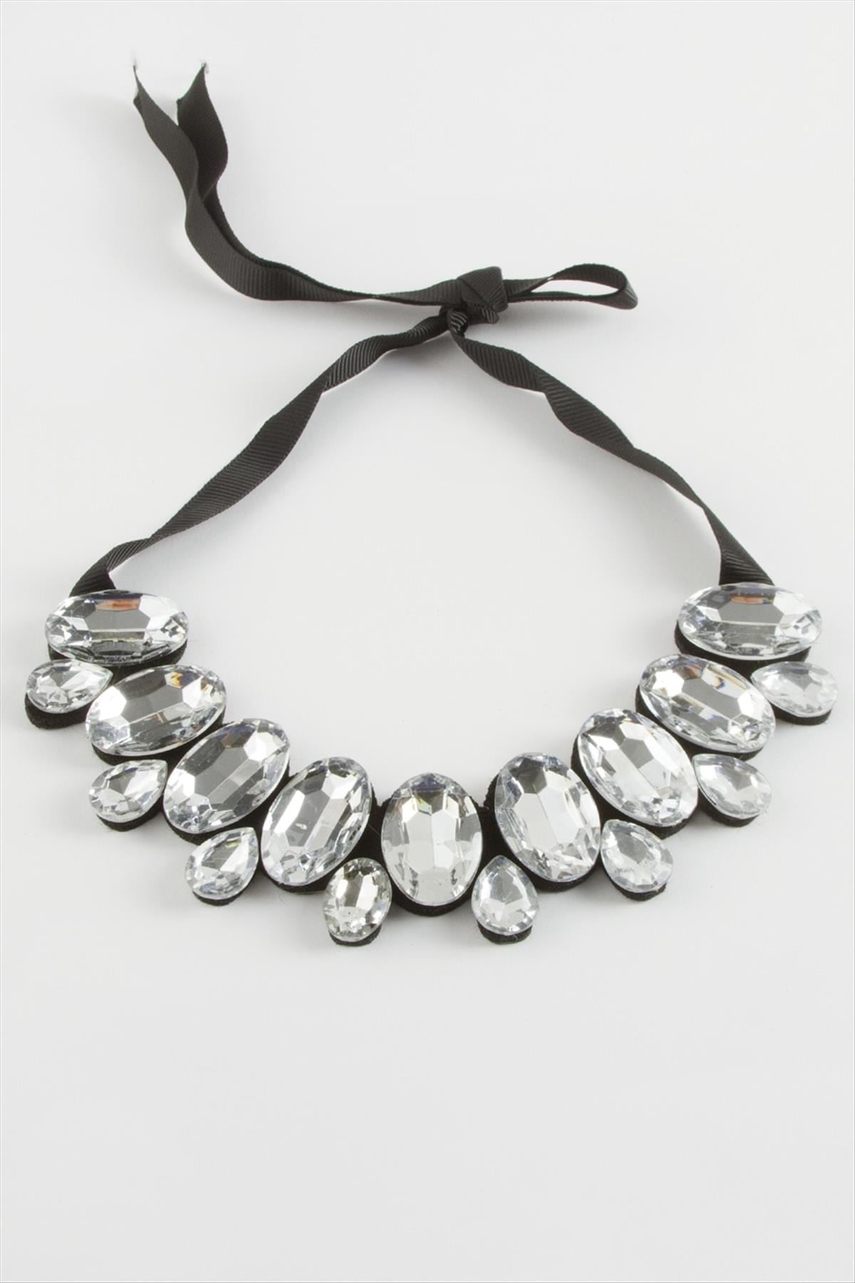 Oval Taşlı Yaka Kolye
