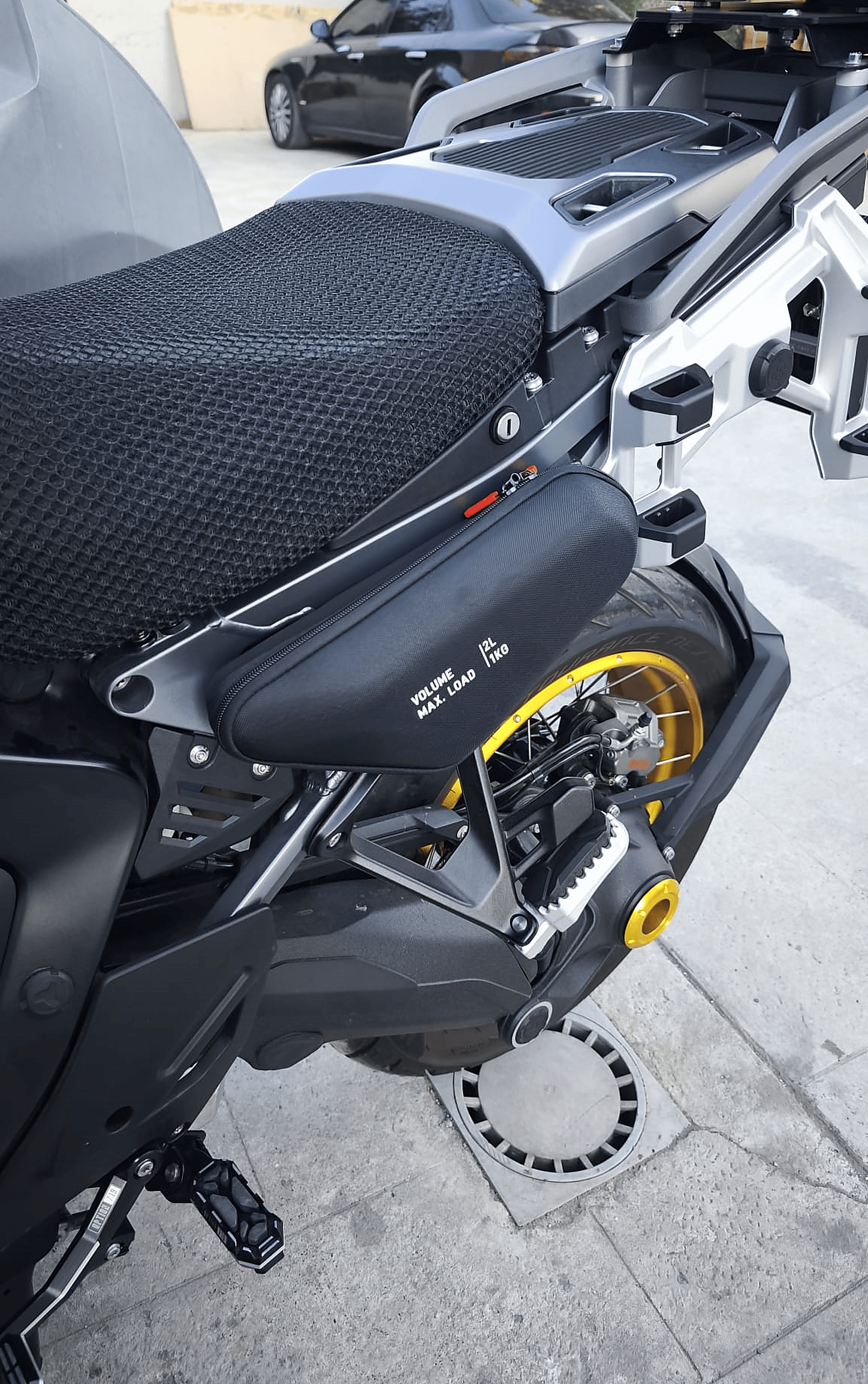 BMW R1300GS Adventure Yan Alet Saklama Çantası 2 Litre – 1 Kg Taşıma Kapasiteli Sağ & Sol SetBMW R1300GS ADV Yan Alet Saklama Çantası 2 Lt 1 Kg Sağ Sol Set