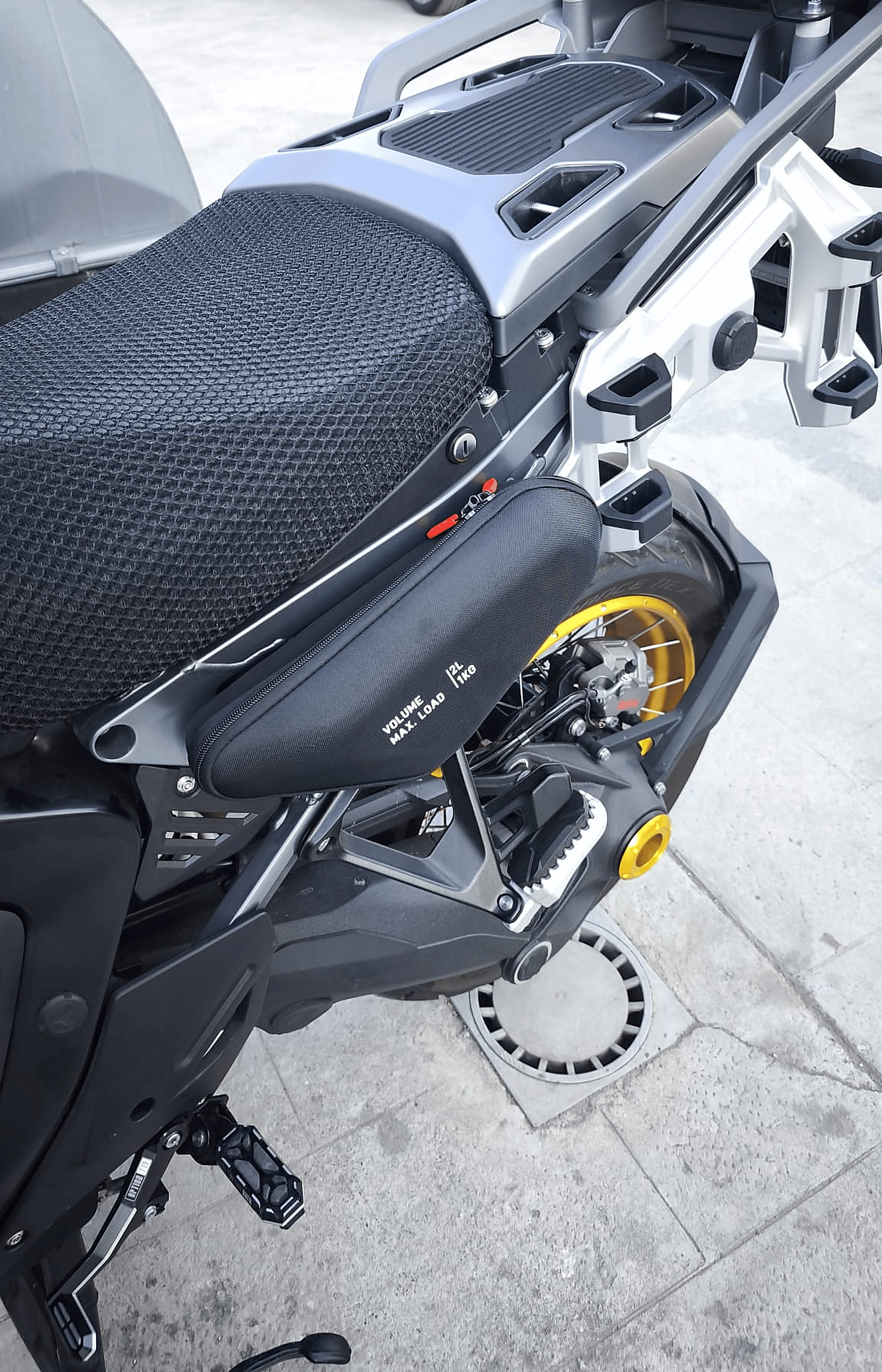 BMW R1300GS Adventure Yan Alet Saklama Çantası 2 Litre – 1 Kg Taşıma Kapasiteli Sağ & Sol SetBMW R1300GS ADV Yan Alet Saklama Çantası 2 Lt 1 Kg Sağ Sol Set