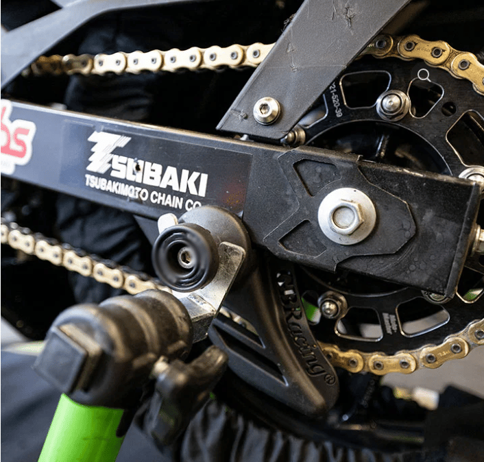 Kawasaki ZX-25R & ZX-4R Zincir Koruma ve Sehpa Kaldırma SetiKAWASAKI ZX-25R ZX-4R Motor Kaldırma Yan Sehpa Tutucu ve Zincir Koruma Seti
