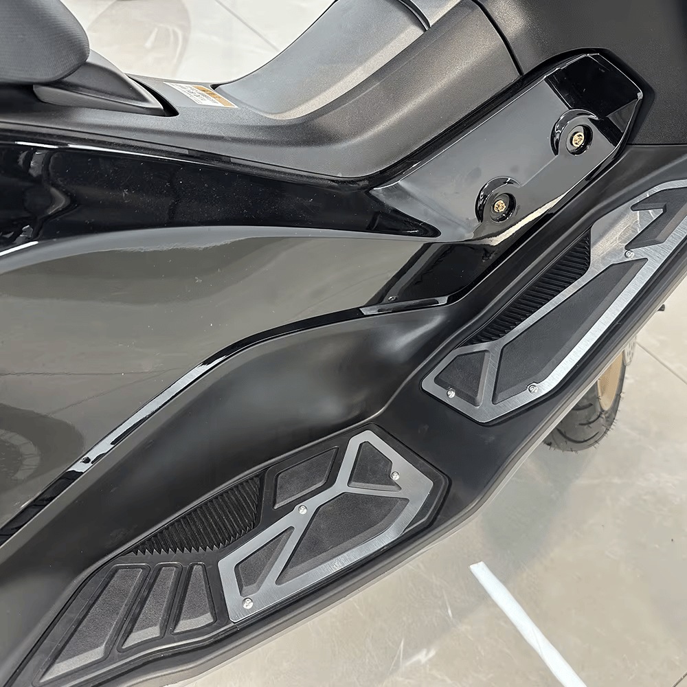 Yamaha NMAX Ayaklık Pedi – Kaydırmaz & Konforlu AksesuarYAMAHA NMAX Ayaklık Ped, Ayak Dayama Pedi, Kauçuk+Aluminyum