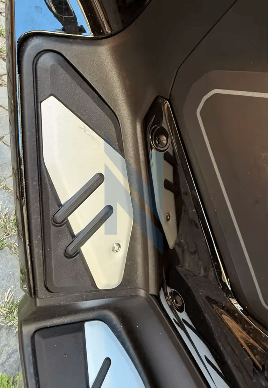 Yamaha XMAX Kaymaz Ayaklık Pedi – ABS + Alüminyum Anti‑Slip, Yamaha XMAX 250 V3 2023+ Yamaha XMAX 300 V3 2023+YAMAHA XMAX Ayak Dayama Plakası, Kaymaz Ayaklık Pedi ABS+Aluminyum