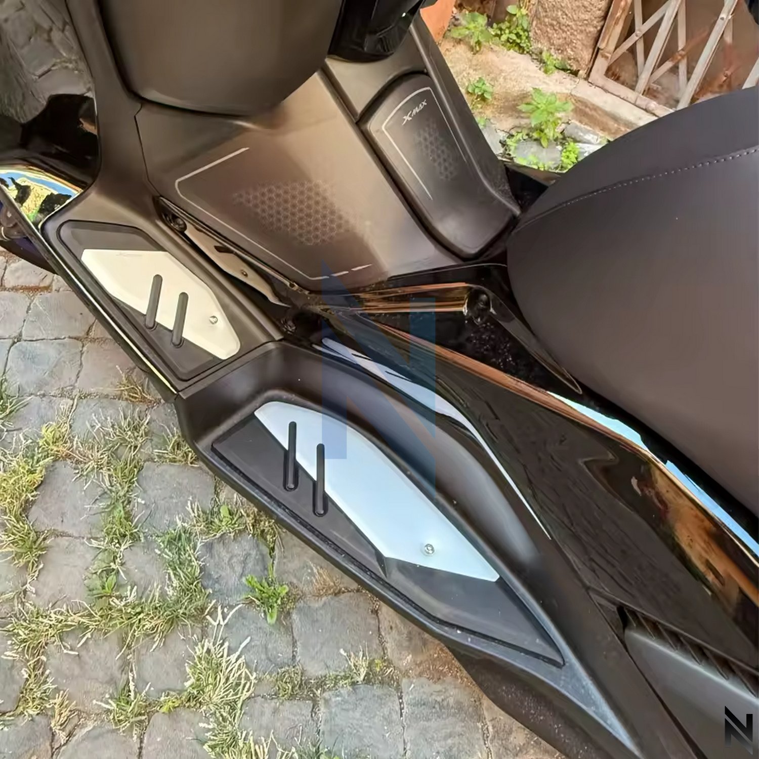 Yamaha XMAX Kaymaz Ayaklık Pedi – ABS + Alüminyum Anti‑Slip, Yamaha XMAX 250 V3 2023+ Yamaha XMAX 300 V3 2023+YAMAHA XMAX Ayak Dayama Plakası, Kaymaz Ayaklık Pedi ABS+Aluminyum