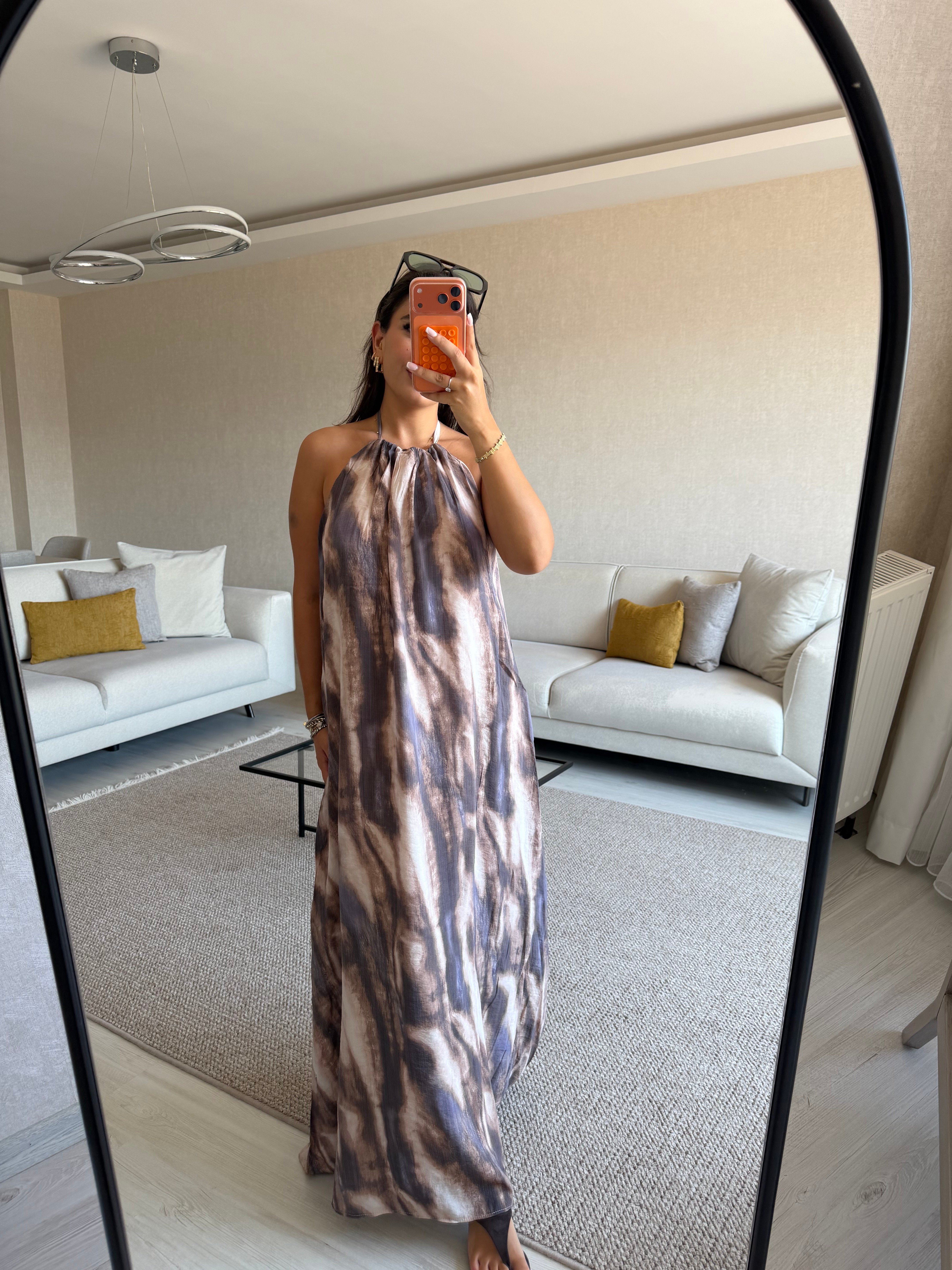 KAHVE DESENLİ SIRTI AÇIK ELBİSE