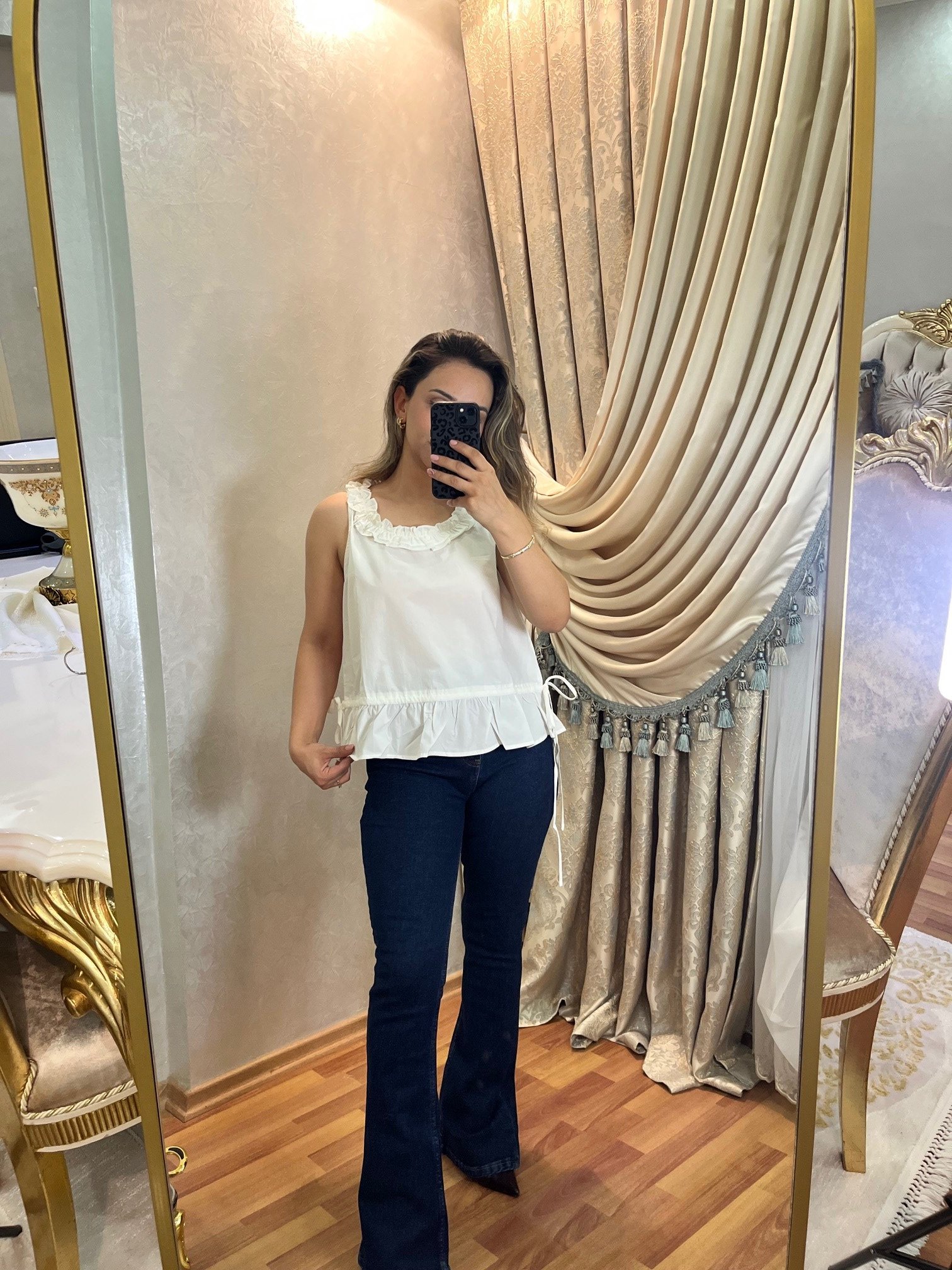 Beyaz Yaka Detaylı Bluz
