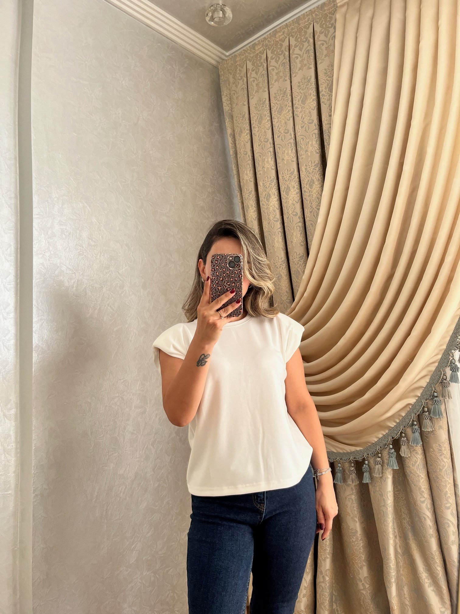 Omuzları Vatkalı Beyaz Basic Tişört