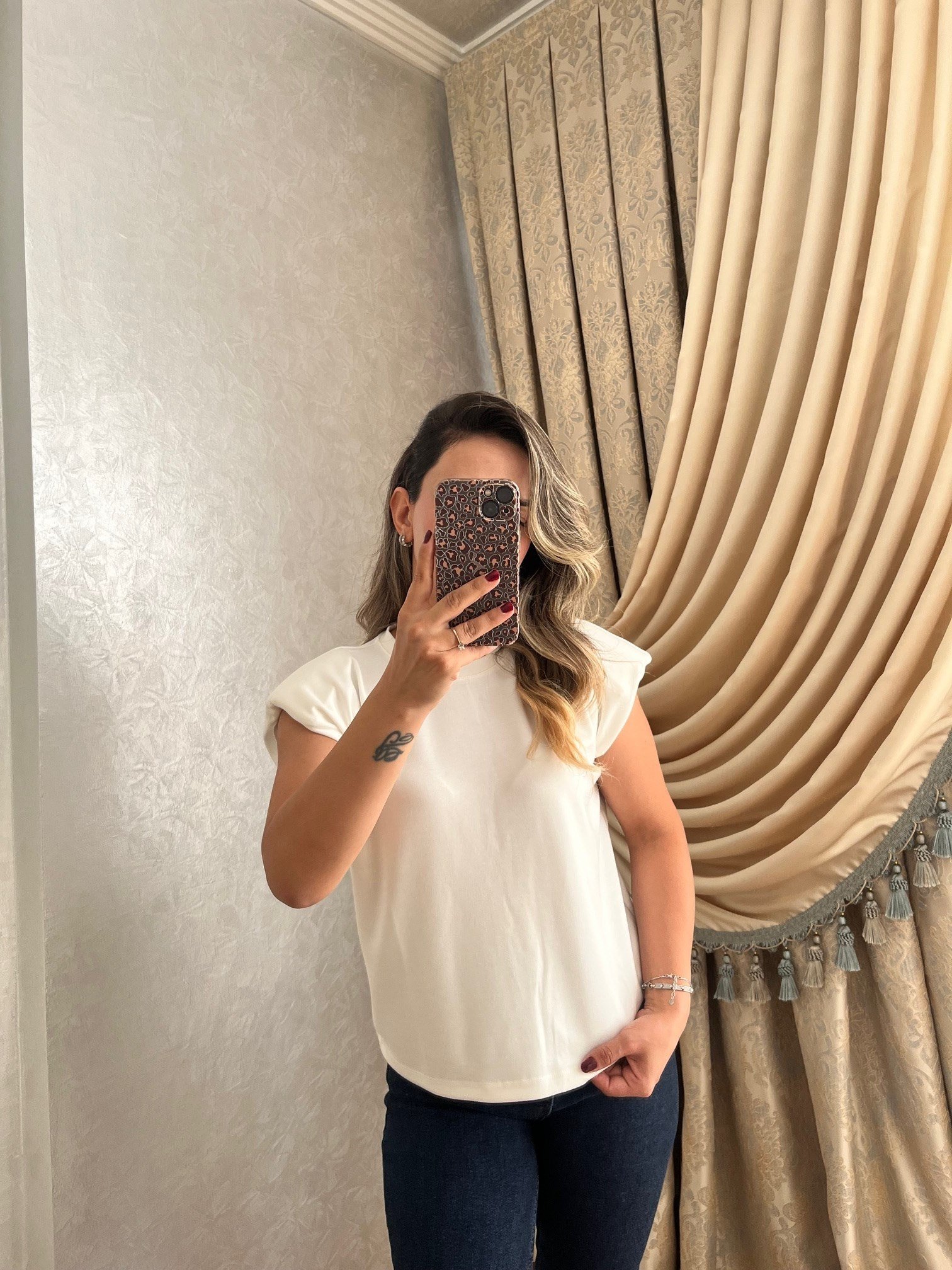 Omuzları Vatkalı Beyaz Basic Tişört