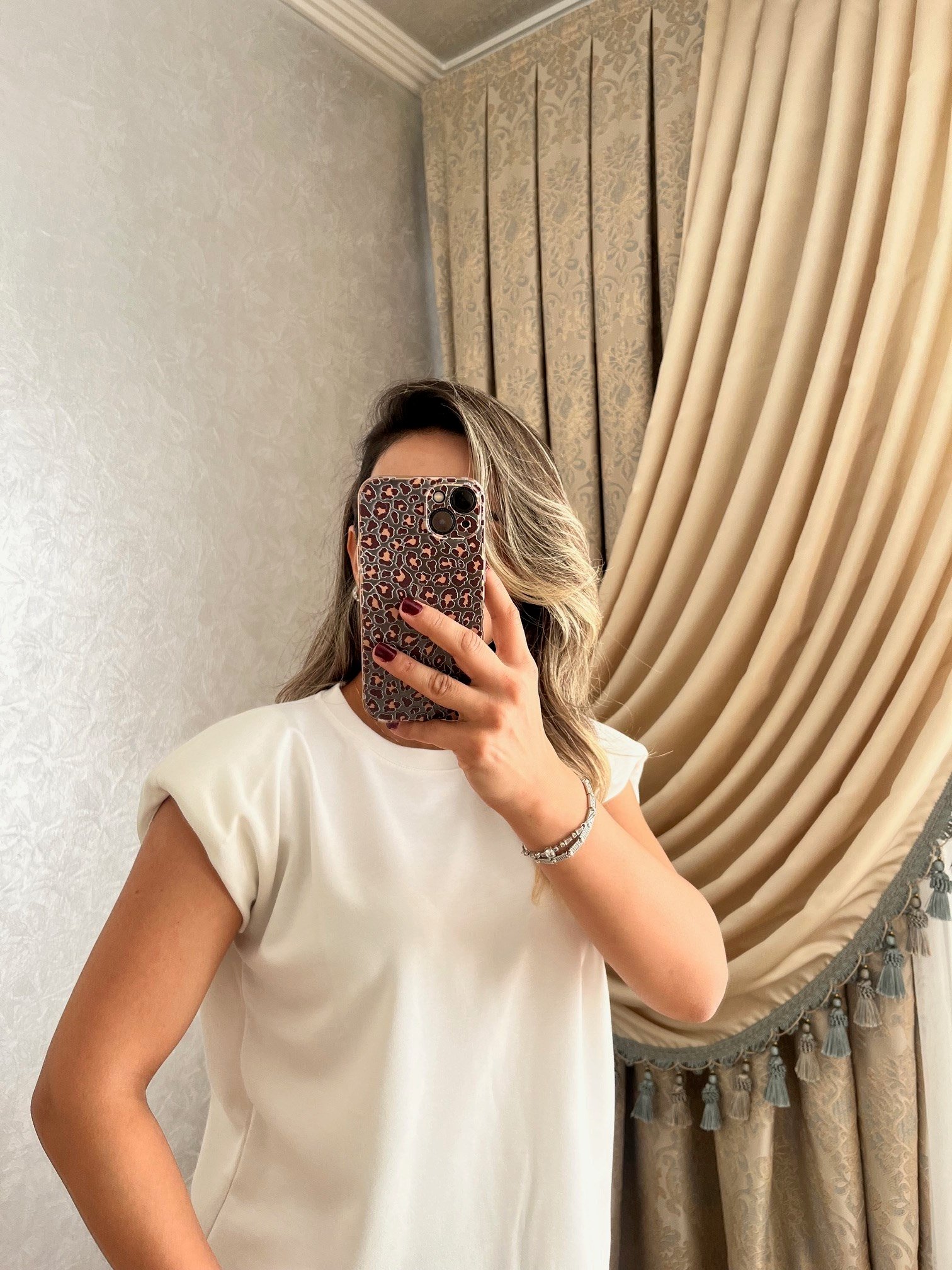 Omuzları Vatkalı Beyaz Basic Tişört
