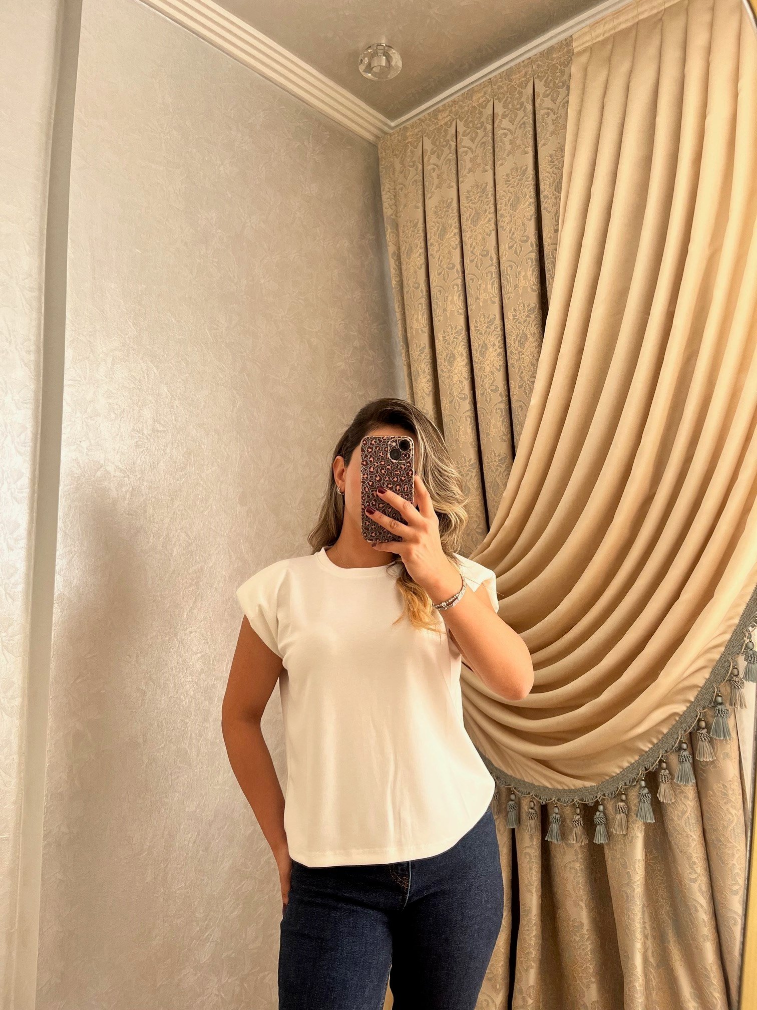 Omuzları Vatkalı Beyaz Basic Tişört