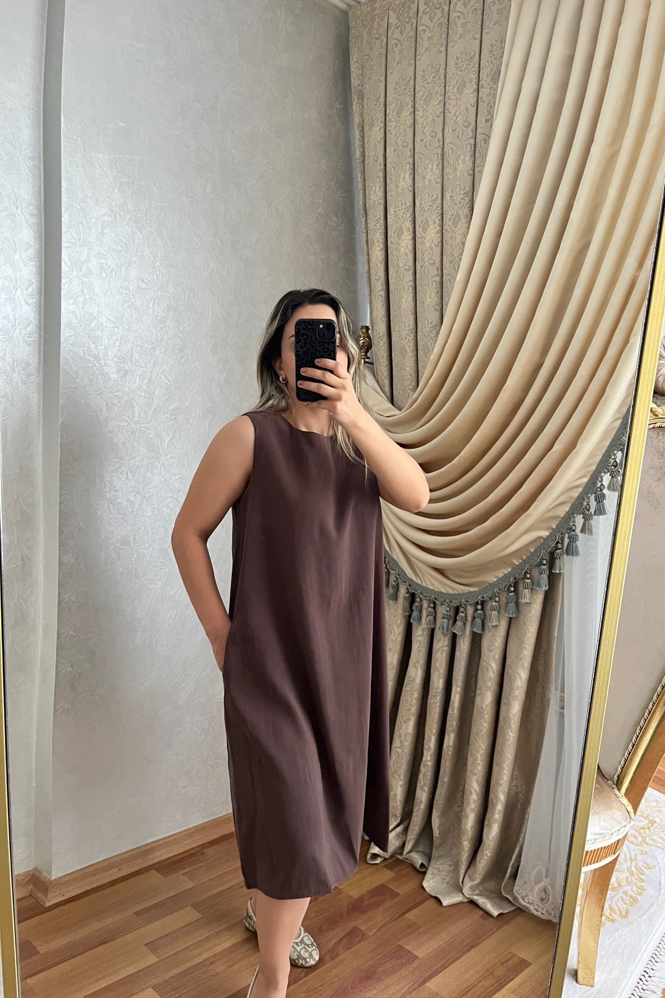 TENSEL KUMAŞ KAHVERENGİ ELBİSE CEP DETAYLI MAXİ BOY