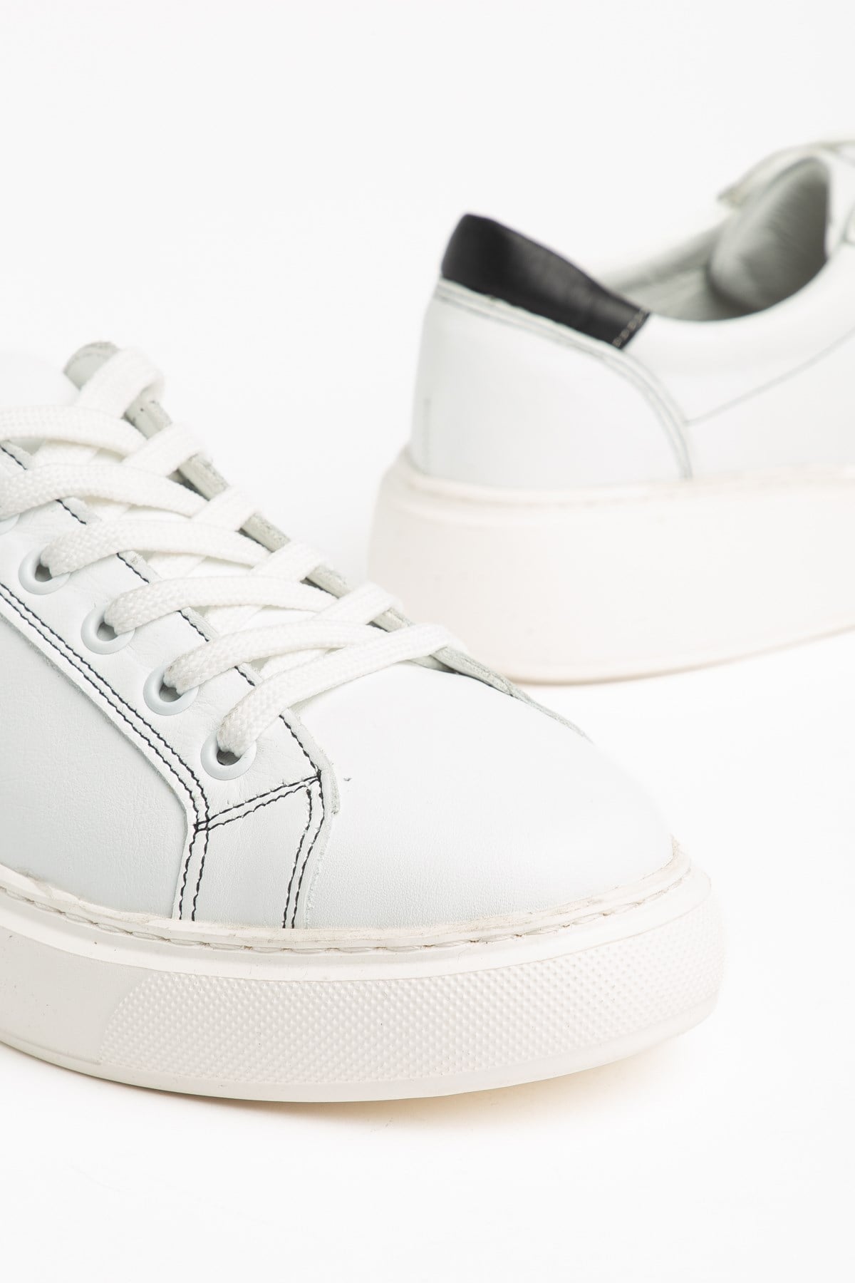 Kadın Hakiki Deri Beyaz Siyah Garnili Sneaker Yüksek Taban Günlük Spor Ayakkabı