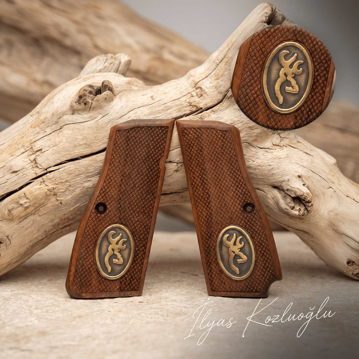Browning MK 3 Halkalı Ceviz Kabza Tam Yüzey Baklava Desenli Üzeri Sarı Pirinç Browning Logolu