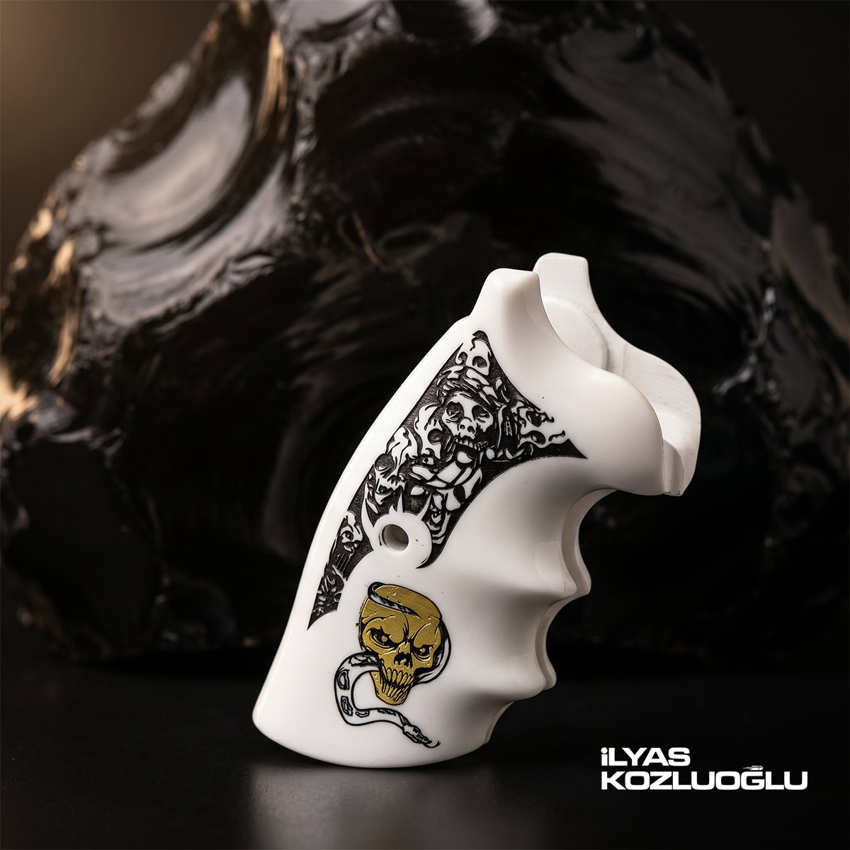 Colt Python Beyaz Pleksi Kabza Özel Tasarım Kuru Kafa Desenli Sarı Pirinç Kuru Kafa Logolu