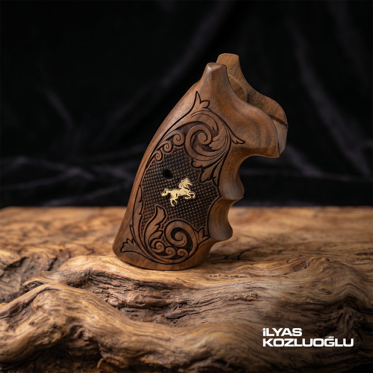 Colt Python Ceviz Kabza Tam Yüzey Desenli Sarı Pirinç At Logolu
