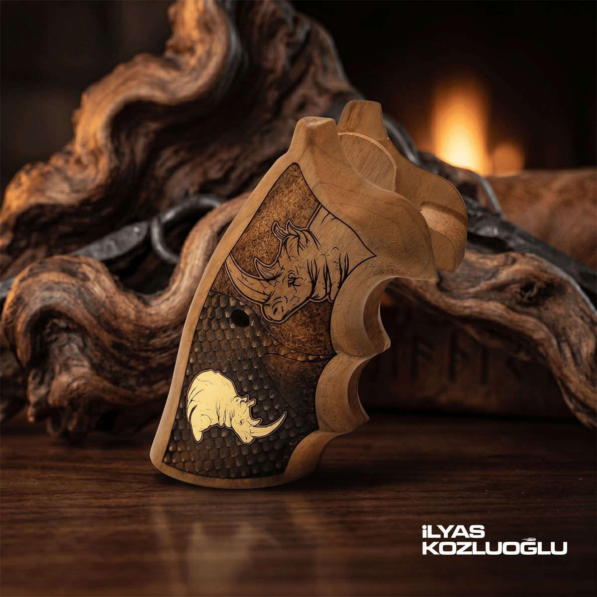 Colt Python Ceviz Kabza Tam Yüzey Özel Tasarım Desenli Sarı Pirinç Gergedan Logolu