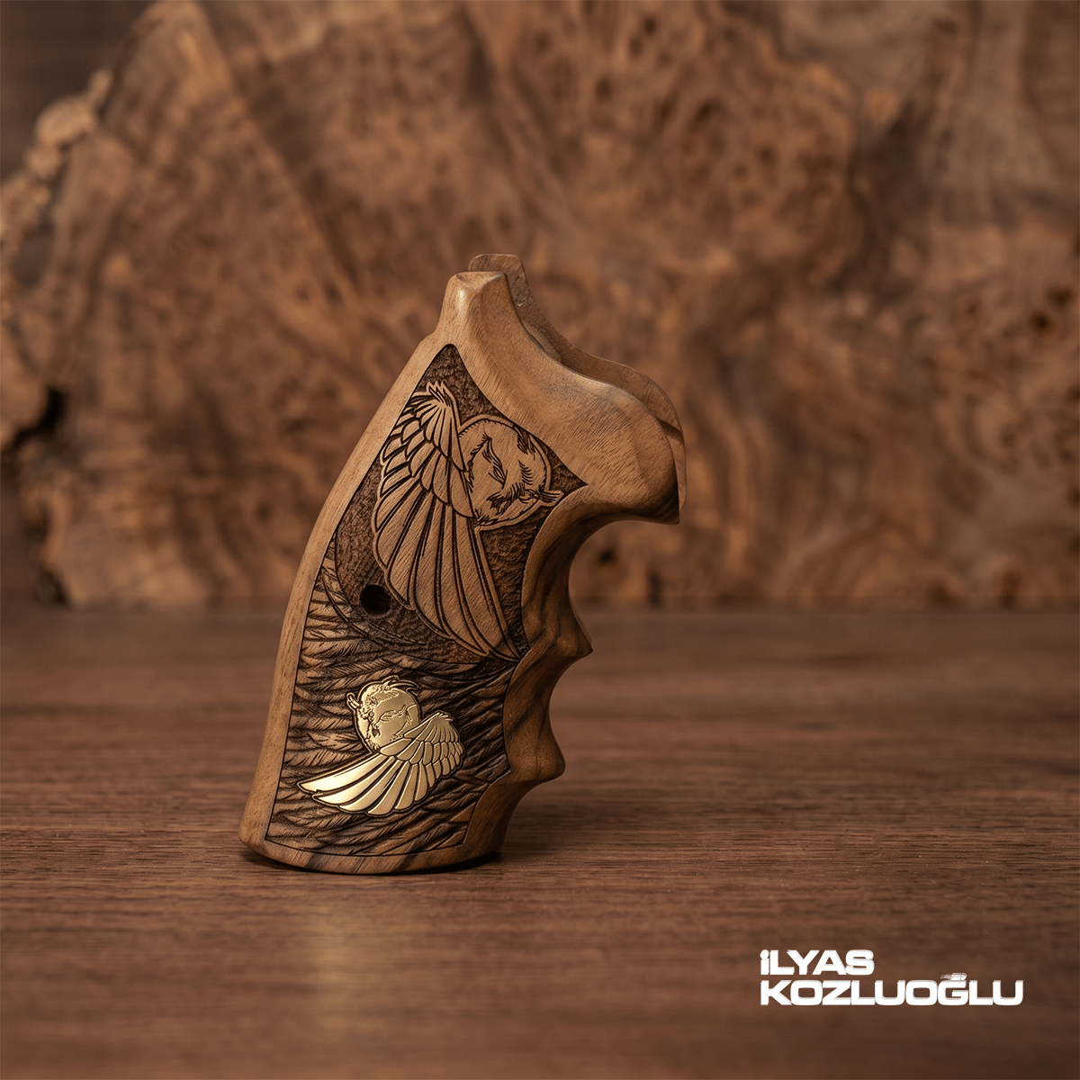 Colt Python Ceviz Kabza Tam Yüzey Özel Tasarım Desenli Sarı Pirinç Baykuş Logolu