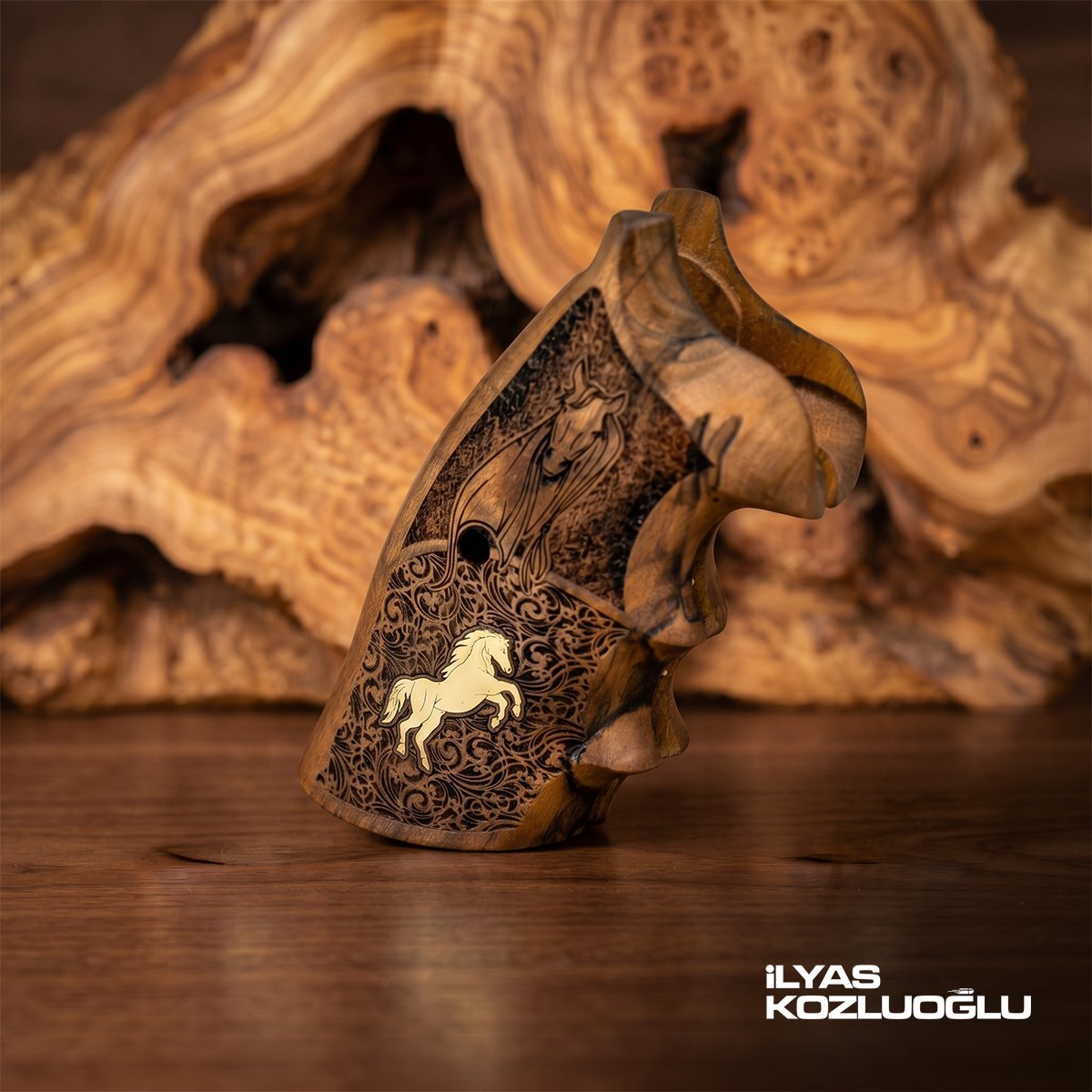 Colt Python Ceviz Kabza Tam Yüzey Özel Tasarım Desenli Sarı Pirinç At Logolu