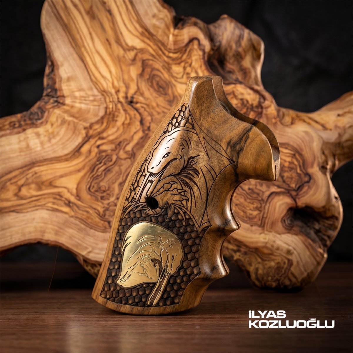 Colt Python Ceviz Kabza Tam Yüzey Özel Tasarım Desenli Sarı Pirinç Özel Figürlü