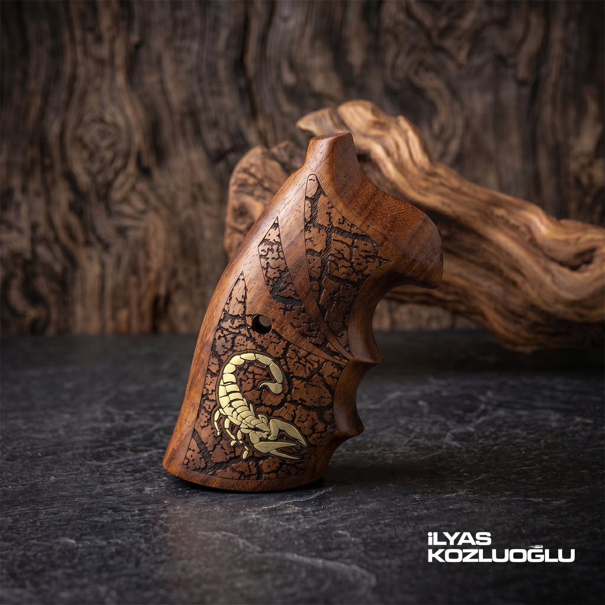 Colt Python Ceviz Kabza Tam Yüzey Özel Tasarım Desenli Sarı Pirinç Akrep Logolu