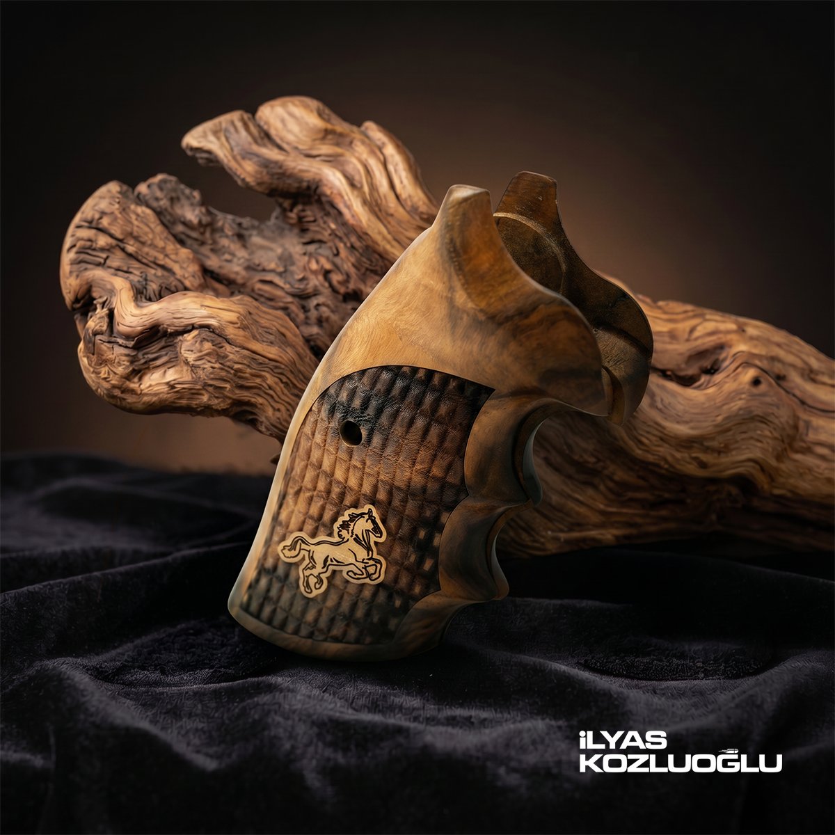 Colt Python Koyu Ceviz Kabza Yarım Yüzey Desenli At Logolu