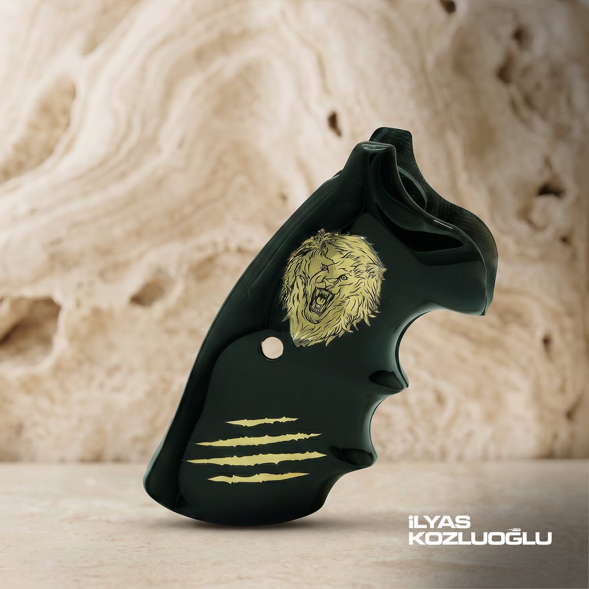 Colt Python Parlak Siyah Pleksi Kabza Yüzey İşlemesiz Sarı Pirinç Aslan ve Pençe Logolu