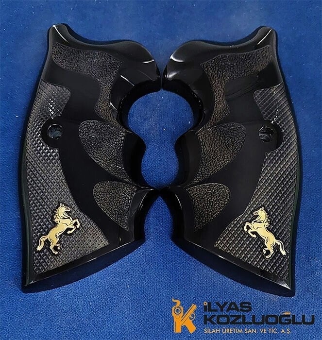 Colt Python Sarı Pirinç At Logolu Özel Tasarım Yüzey İşlemeli Siyah Pleksi Kabze