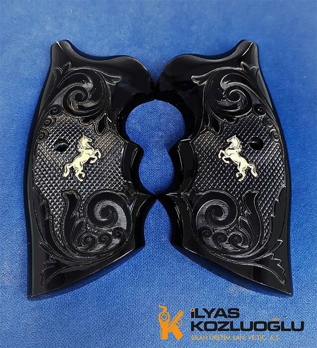 Colt Python Sarı Pirinç At Logolu Tam Yüzey Gravür İşlemeli Siyah Pleksi Kabze