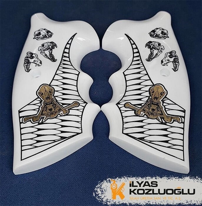 Colt Python Sarı Pirinç Kurt Kurukafa Logolu Yaldızlı Yüzey Tasarımlı Beyaz Pleksi Kabze