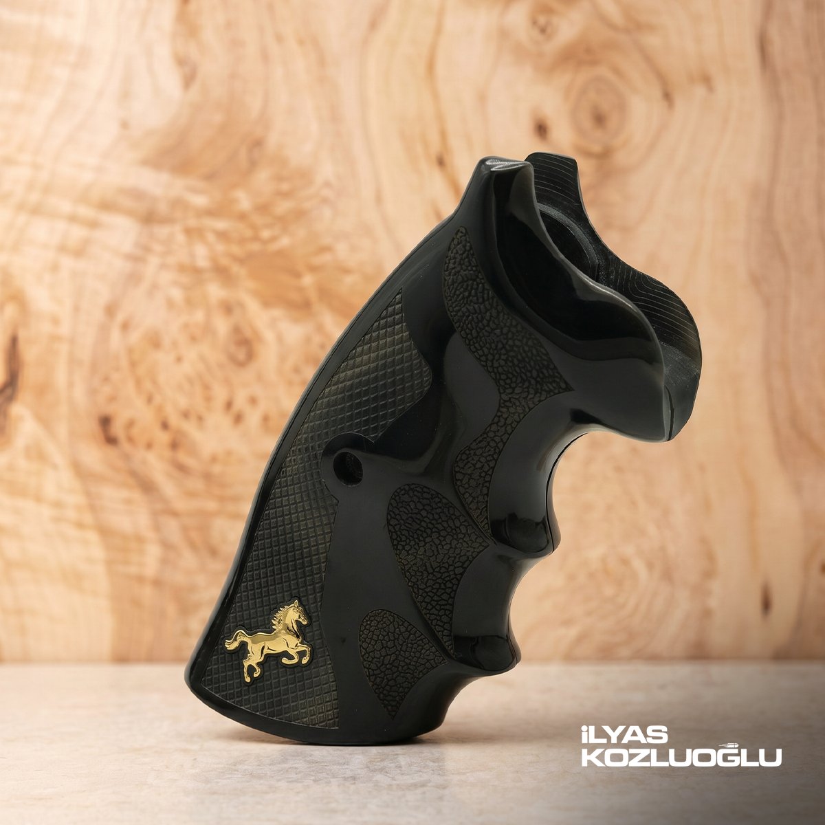 Colt Python Siyah Pleksi Kabza Tam Yüzey Desenli Sarı Pirinç At Logolu